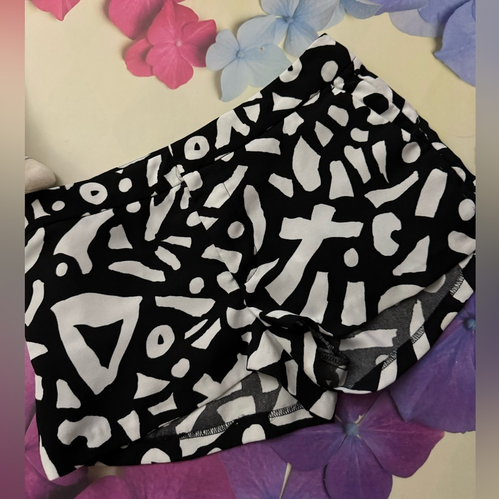 Urban Outfitters Alice & Uo Women Black White Shorts